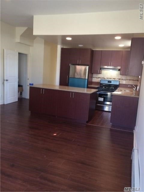 Foto del edificio - 77-19 Parsons Blvd