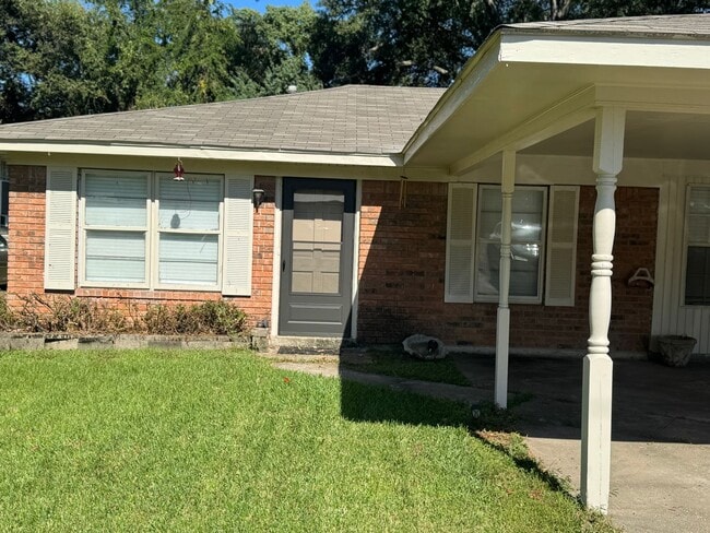 Building Photo - Completely Remodeled 3 Bed, 2 Bath Home in...