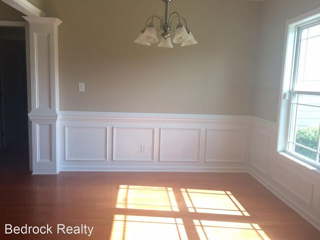 Building Photo - 3 br, 2.5 bath House - 590 Oakridge Dr