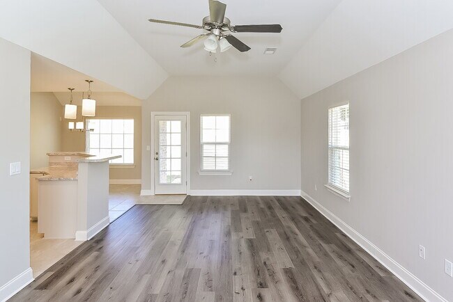 Foto del edificio - 4645 Spike Ln