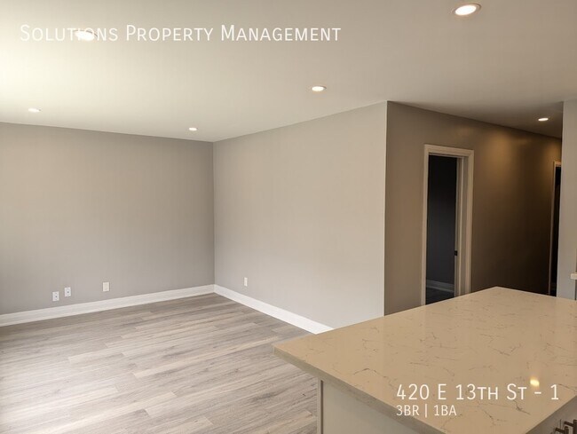 Photo du bâtiment - **Beautifully Updated 3 Bedroom Main Floor...
