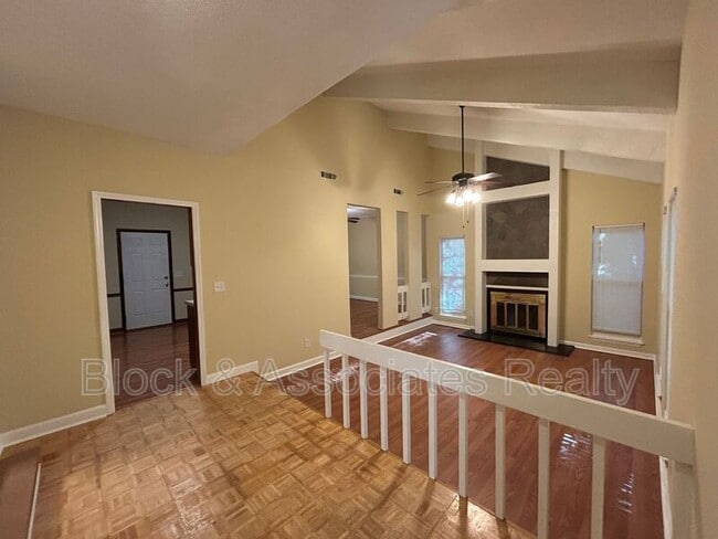 Foto del edificio - 906 Forestglen Dr