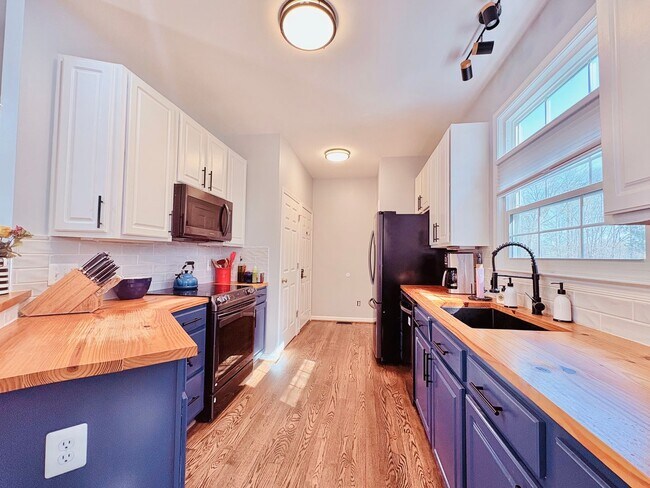 Foto del edificio - FREDERICKSBURG - MINUTES TO VRE - EASY COMMUTE TO QUANTICO!