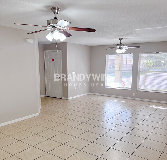 Building Photo - **1 MONTH FREE HOLIDAY SPECIAL!!** Market ...