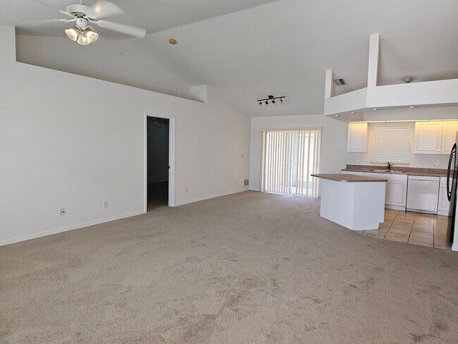 Foto del edificio - True 4 bedroom 2 bath 2 car garage home in NW Cape Coral!!