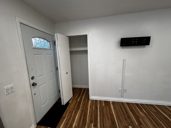 Building Photo - 3589 Knollview Ave