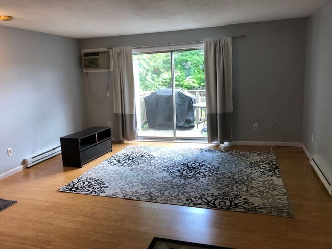 Foto del edificio - 110 Coalpit Hill Rd