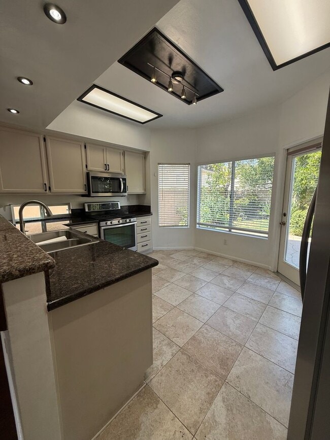 Building Photo - 3 bedroom, 2 1/2 bath single-family home i...