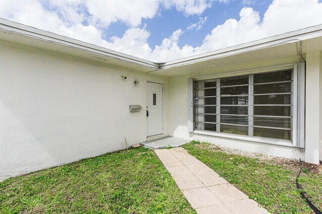 Foto del edificio - 6821-6825 NW 11th Place Unit 6825