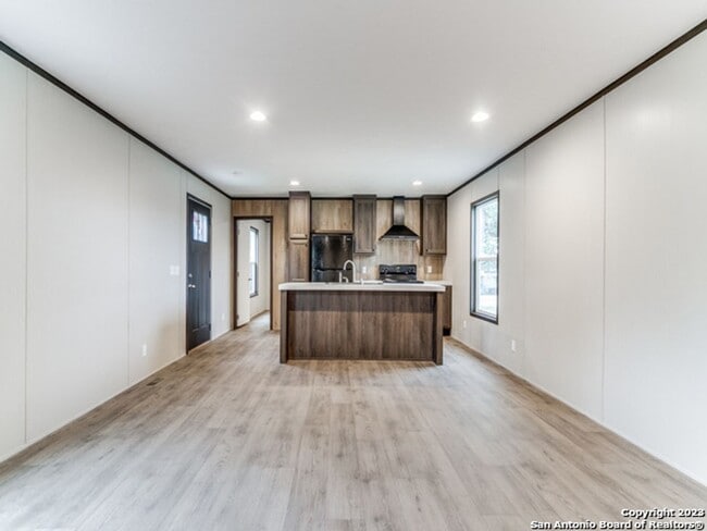 Building Photo - 3 Bedroom/2 Bathroom Home in the Holiday V...