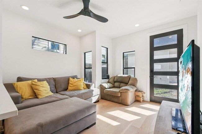 Foto del edificio - 2916 E 13th St