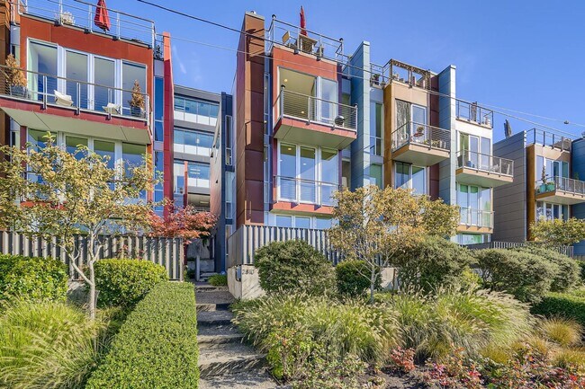 Foto del edificio - Eastlake Townhome with Commanding Views