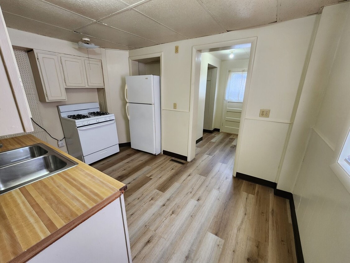 Primary Photo - Spacious 2 bedroom townhouse style