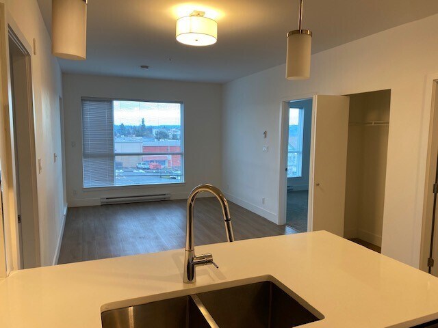 Building Photo - 3080-3080 Kilpatrick Ave