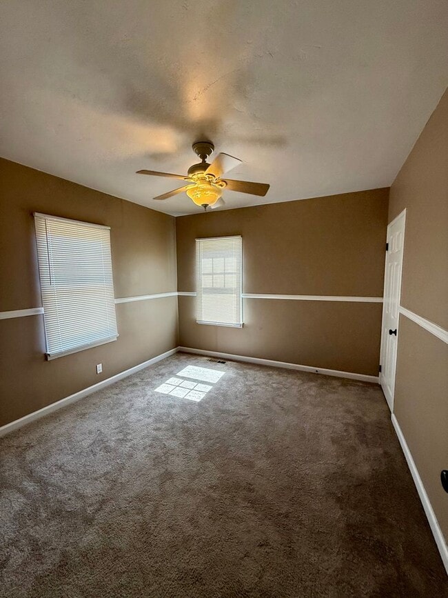 Building Photo - Charming 2 Bedroom 1 Bath