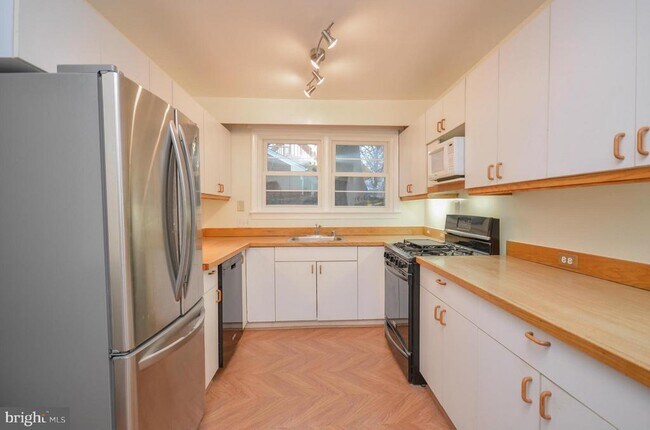 Building Photo - 208 Upton St