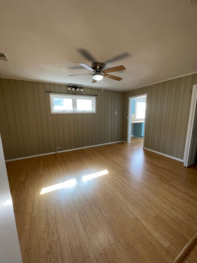 Building Photo - MOVE IN READY - Vinton Neighborhood