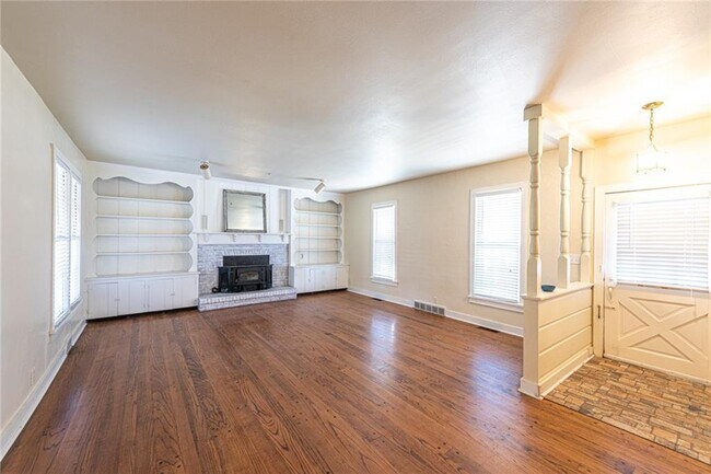Building Photo - 404 S Pleasant St