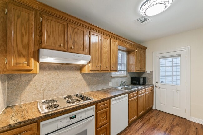 Building Photo - 5710 Greenbriar Dr