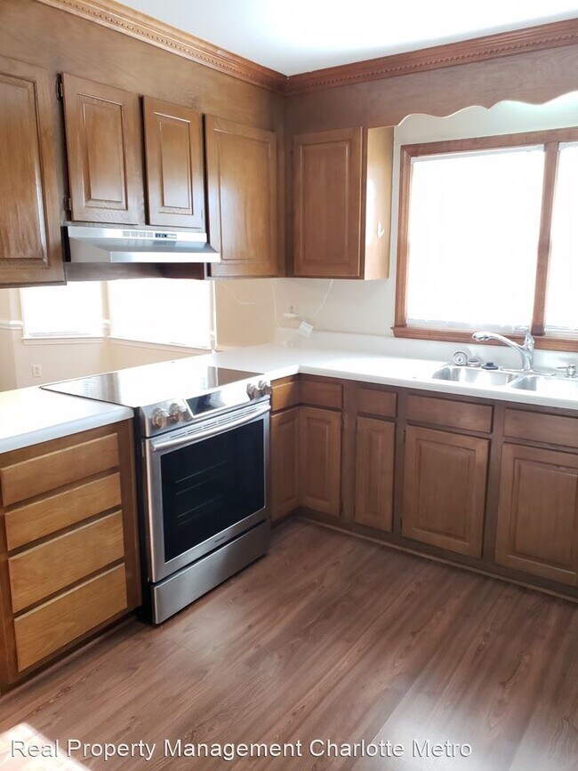 Building Photo - 4 br, 2.5 bath House - 6800 Charette Court