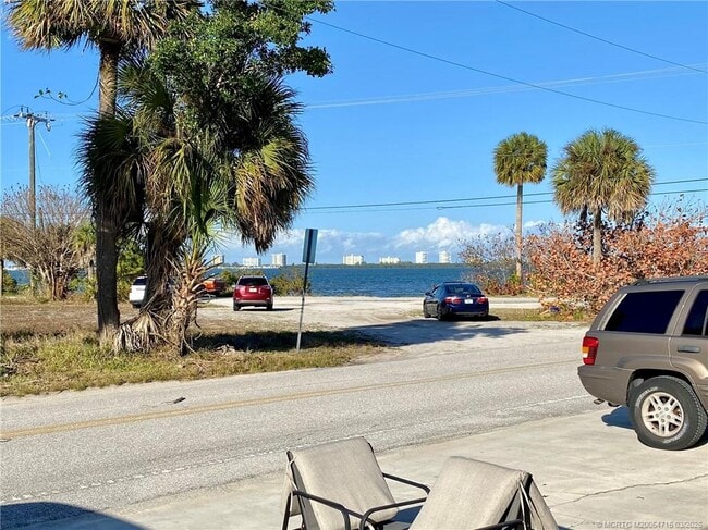 Building Photo - 4800 NE Blue Heron Ln