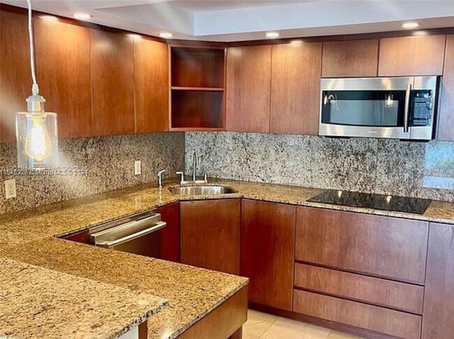 Foto del edificio - 2451 Brickell Ave
