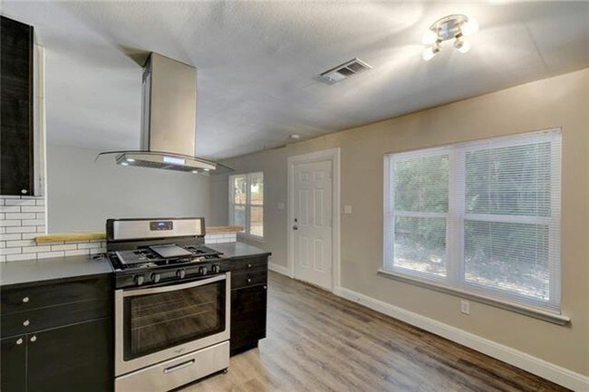 Foto del edificio - 3300 Northeast Dr
