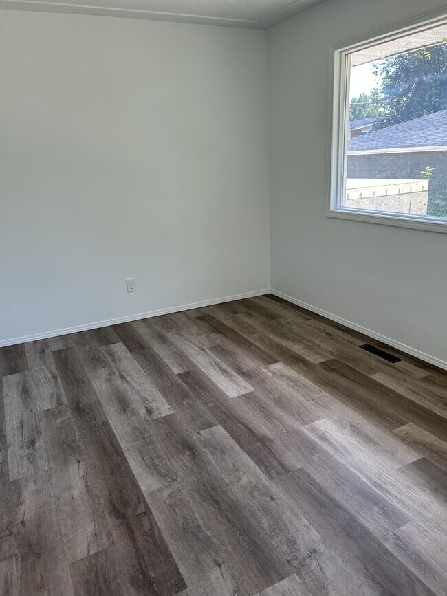 Building Photo - 11829-11847 47 St NW