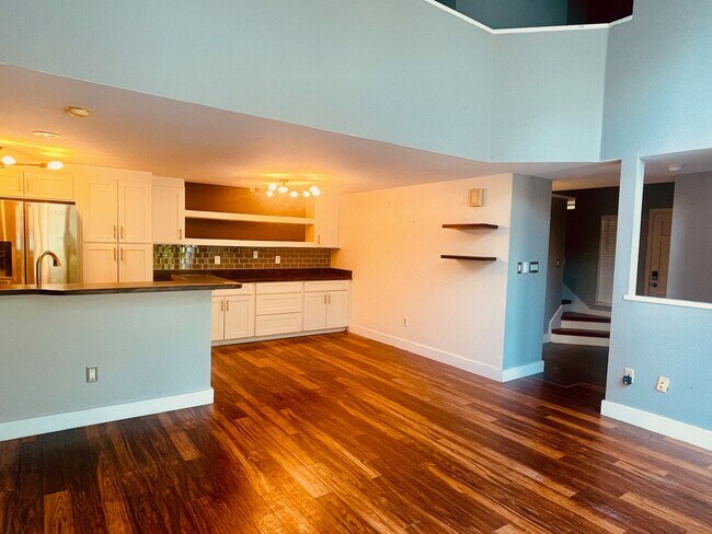 Foto del edificio - Partly Furnished 3-bedroom, 3-bath condo a...