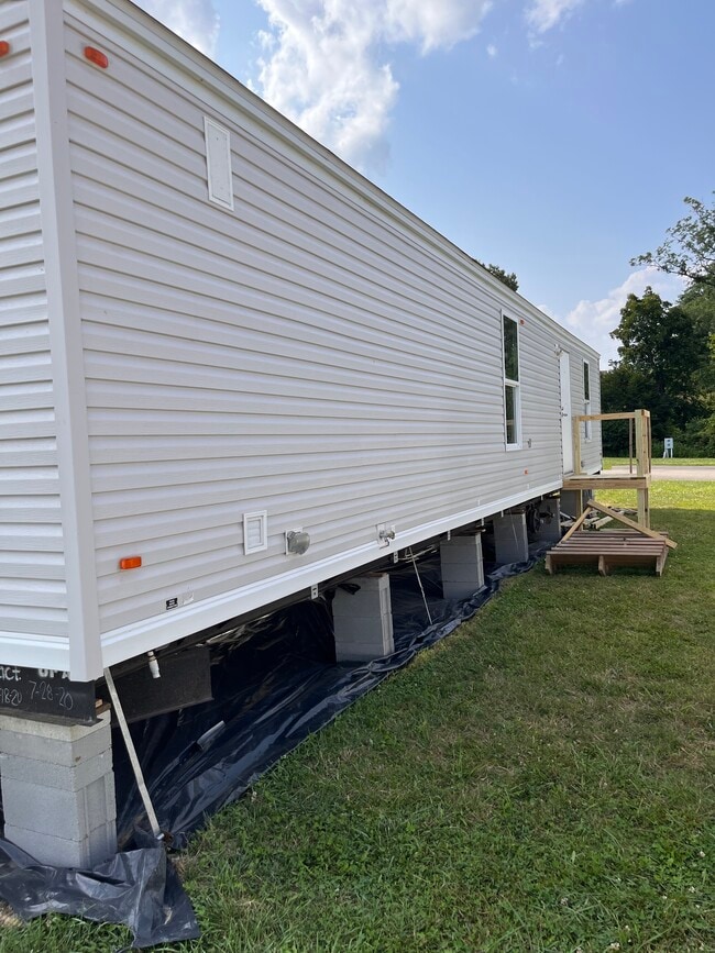 Back view - 52 Meadowview Ln