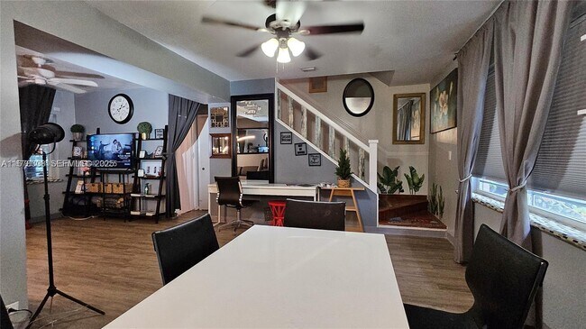 Foto del edificio - 3600 S Le Jeune Rd