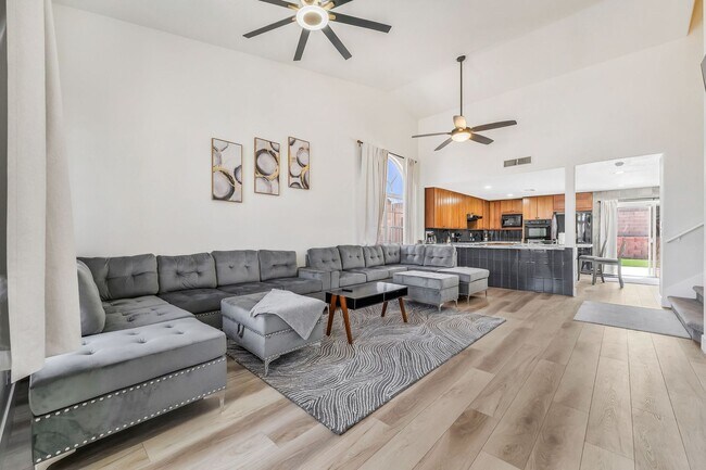 Foto del edificio - FURNISHED - Henderson Gem!