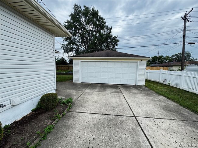 Building Photo - 13 Satinwood Dr