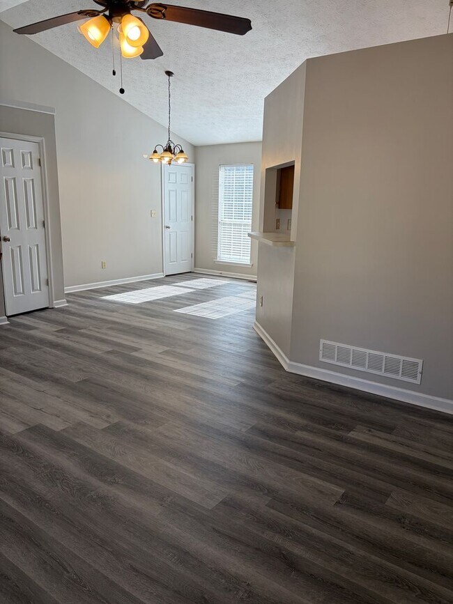 Building Photo - Tri level home