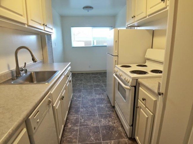 Building Photo - 1 bedroom in Hayward CA 94544