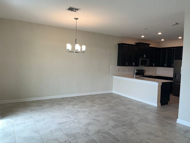 Building Photo - 3 bed 2.5 bath townhouse