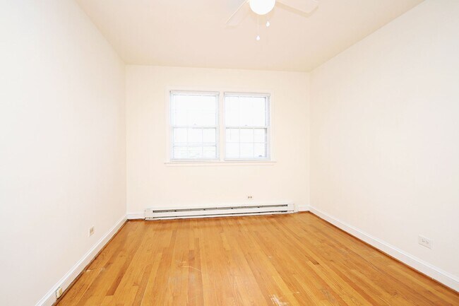 Foto del edificio - Student-Friendly Ivy Rd Apartment Near Foo...