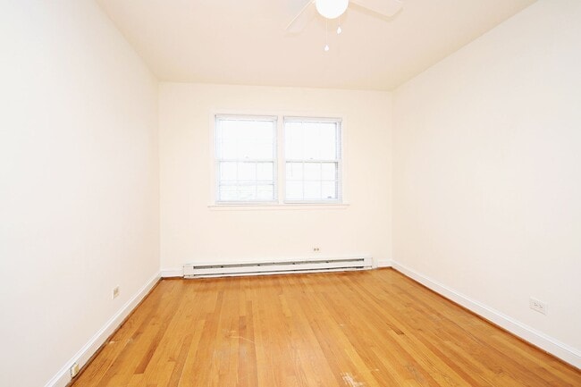 Building Photo - Student-Friendly Ivy Rd Apartment Near Foo...