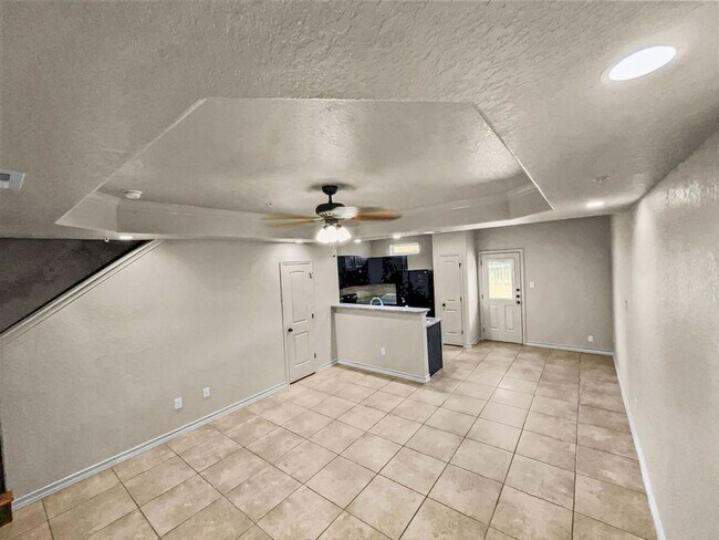 Building Photo - Move In Ready