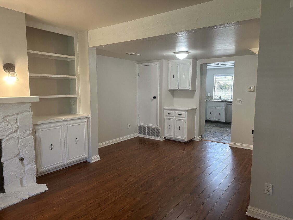 Building Photo - 16018 Hiddenridge Ln