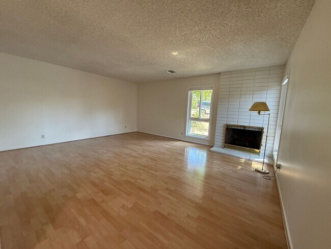 Foto del edificio - 9235 Creemore Dr