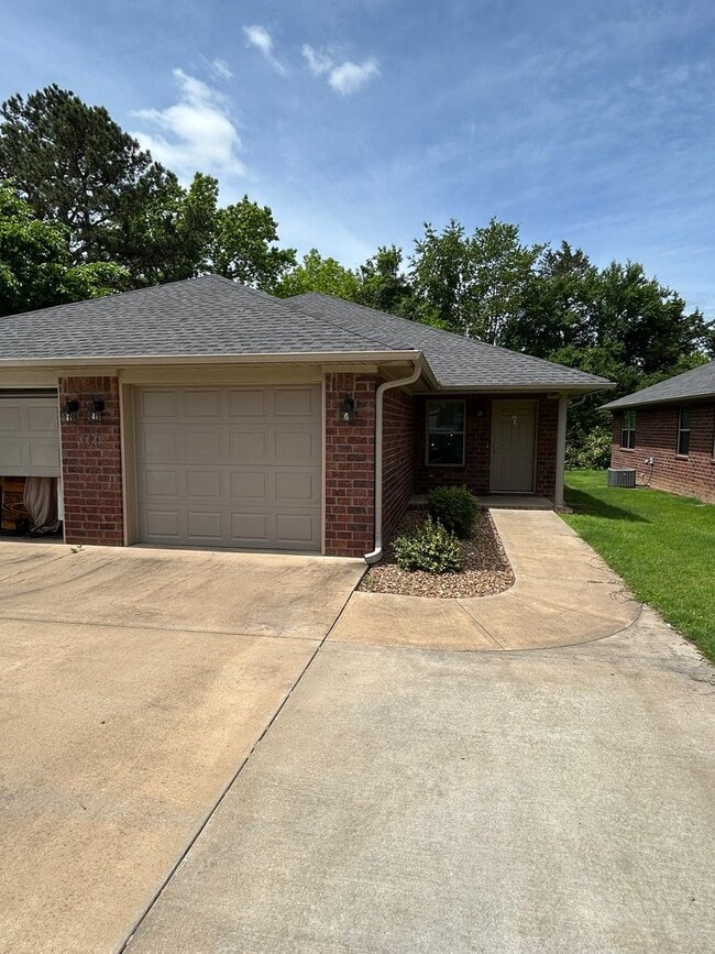 Building Photo - 117 Sequoya Dr