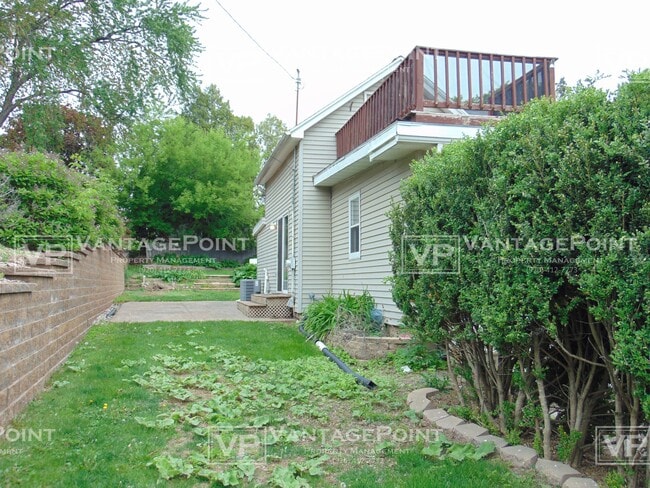 Building Photo - 632 River Ave