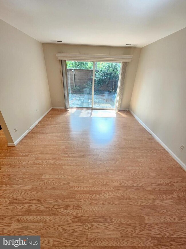 19323 Club House Rd Unit 103, Gaithersburg, MD 20886 Room for Rent in