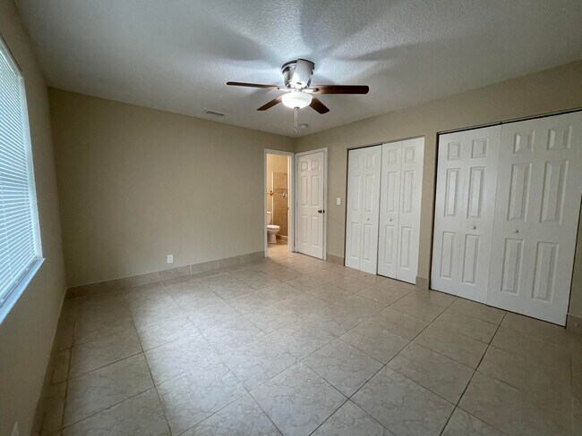 Foto del edificio - 1422 Barton Rd