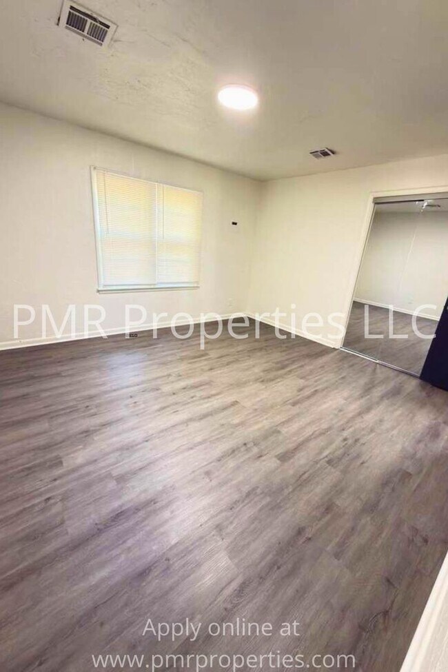 Building Photo - 3 Bedrooms / 1.5 Bathrooms House