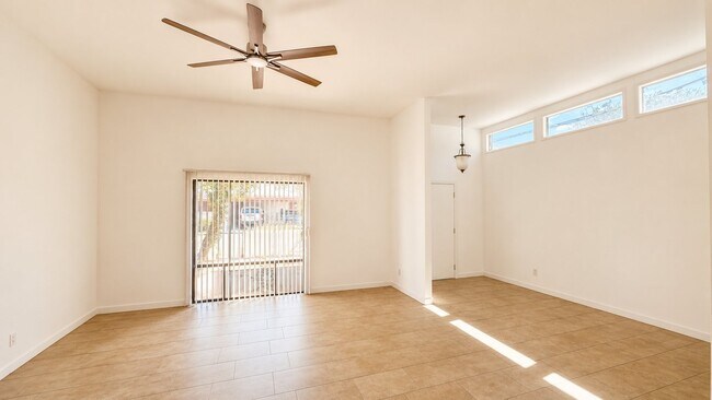 Foto del edificio - 322 E Huntington Dr