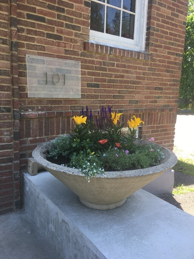 Building Photo - 101 Ten Broeck Ln