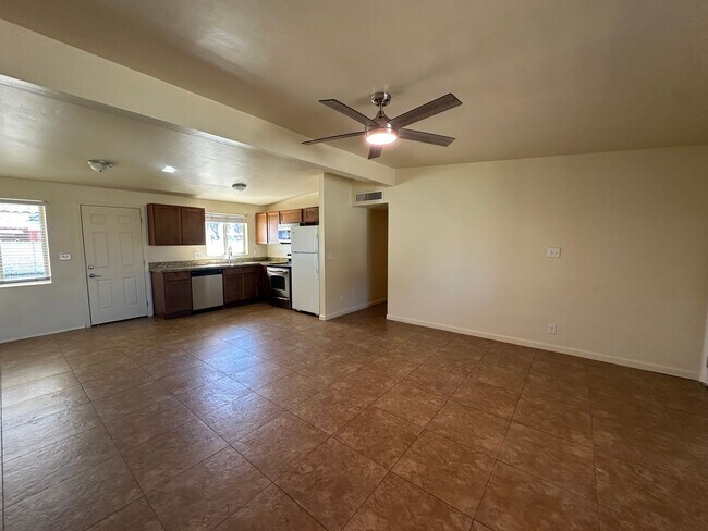 Foto del edificio - 4 Bed/2 Bath House with Large Backyard on Eastside!