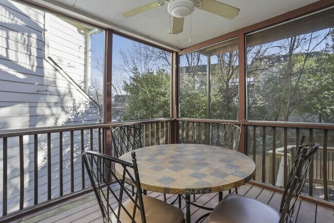 Foto del edificio - 1022 Greenwood Ave NE